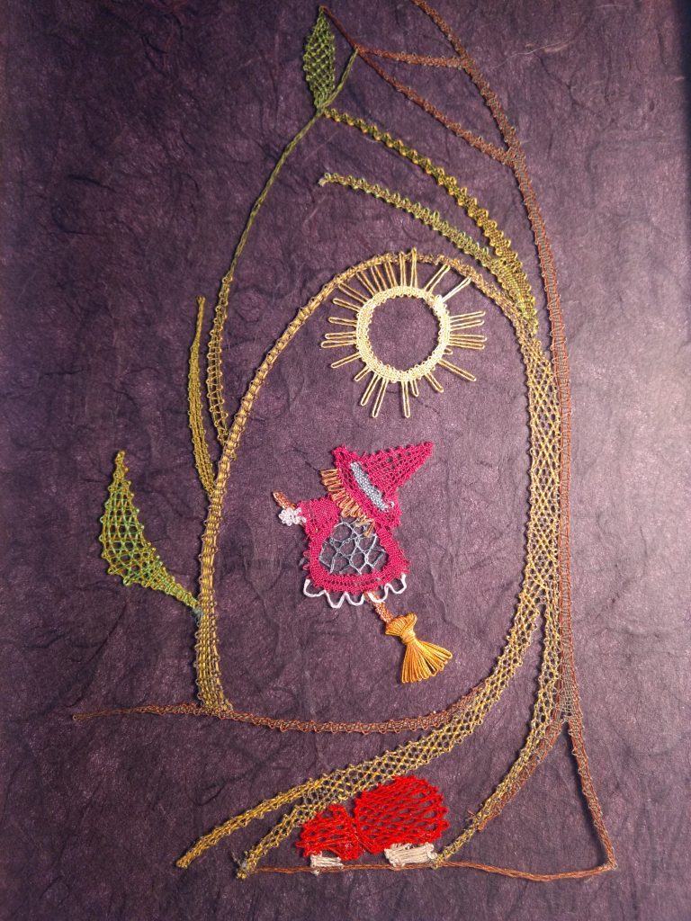 Cuadro-composición de elementos realizados en encaje de bolillos. Encaje actual y picada propia de la autora Mª José Rosel.
